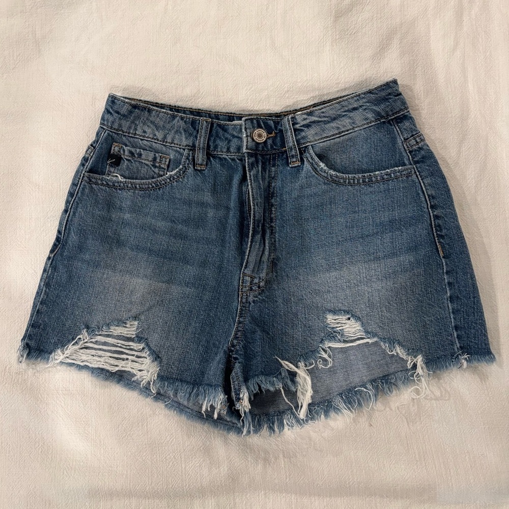 KanCan Ivanna Ultra High Rise Distressed Hem‎ Med Washed Distressed Jean Shorts!